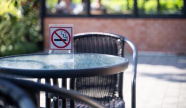 Una mesa en una terraza con el letrero de
