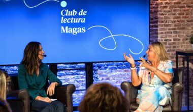 La escritora y Ana Núñez-Milara, en el escenario del espacio DOBBLE.