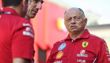 Frederic Vasseur hablando con ingenieros de Ferrari.