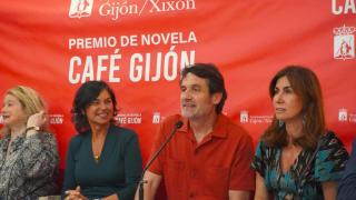 Marc Colell recibiendo el premio esta mañana en el Café Gijón. Foto: Gabriel Lavao