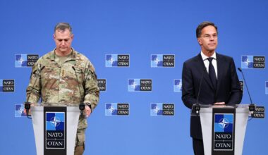 El secretario general de la OTAN, Mark Rutte, y el comandante supremo aliado en Europa, Alexus G. Grynkewich.