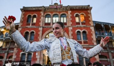 La novillera madrileña Olga Casado abre la primera puerta grande de La Glorieta en la Feria de Salamanca