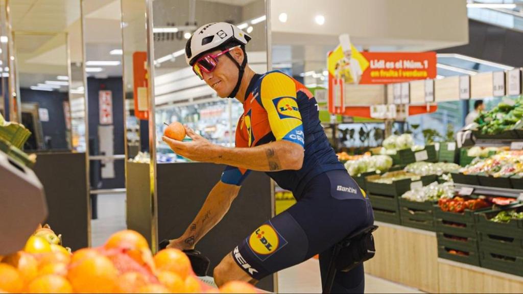 Aleix Espargaró dando una vuelta por una tienda de Lidl con su bicicleta Trek.