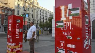 Vista de un podio de La Vuelta con pegatinas de la bandera palestina