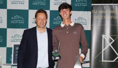 Pablo Alfeirán, responsable de MutuActivos en Galicia, entrega el trofeo a Álvaro Mosquera Quintas, ganador de la modalidad Scratch