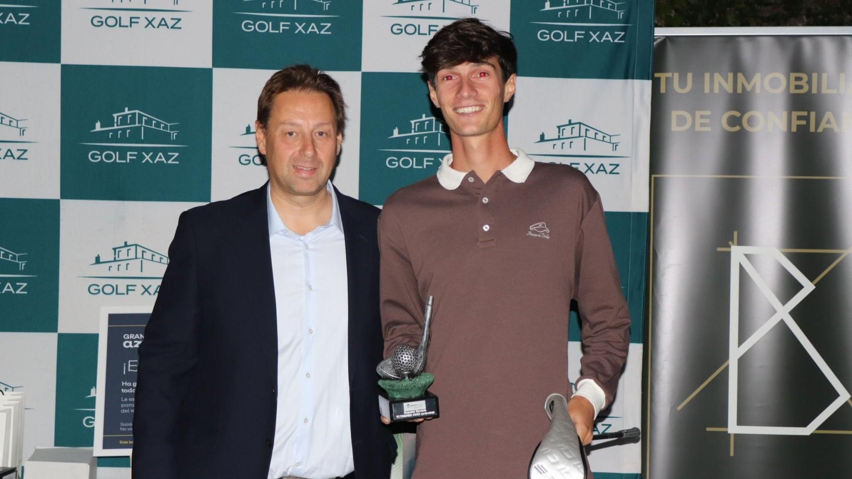 Pablo Alfeirán, responsable de MutuActivos en Galicia, entrega el trofeo a Álvaro Mosquera Quintas, ganador de la modalidad Scratch