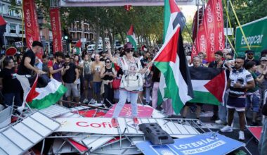 Manifestantes contra Israel bajo la pancarta del último kilómetro de la etapa.