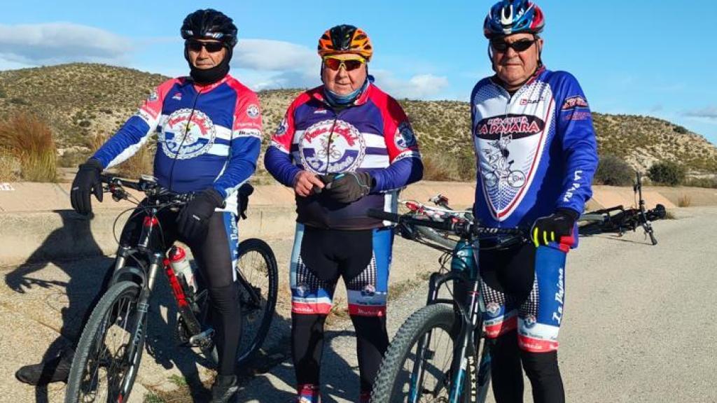 El difunto Antonio (1i), junto a miembros de la Peña Ciclista La Pájara de Puente Tocinos que presidió durante una década.