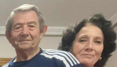 Antonio (1d), junto a su esposa, Josefa, en una imagen cedida por sus hijos.