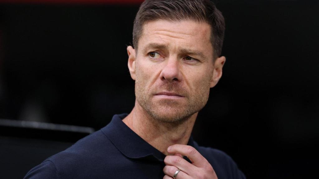 Xabi Alonso, camino del banquillo antes del comienzo del partido ante el Espanyol.