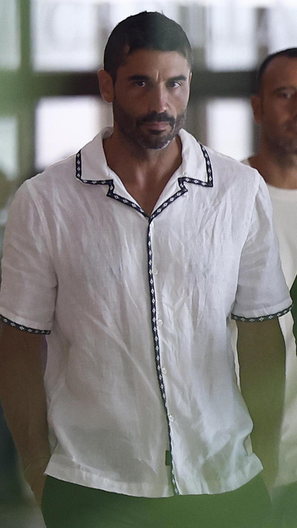 Álex García, en una imagen captada en el tanatorio, durante la despedida de Echegui.