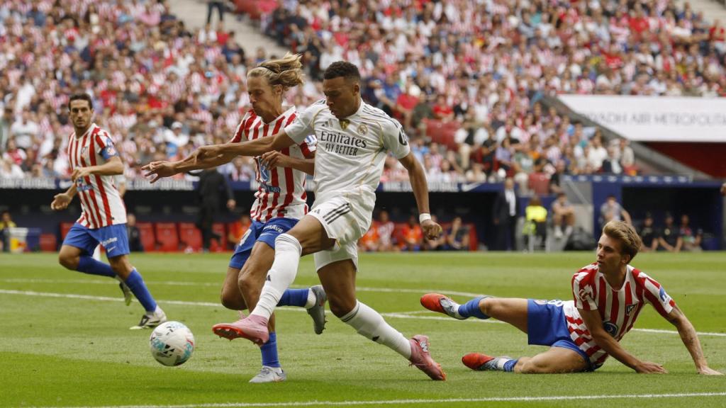 Mbappé se lleva el balón en el derbi ante el Atlético.
