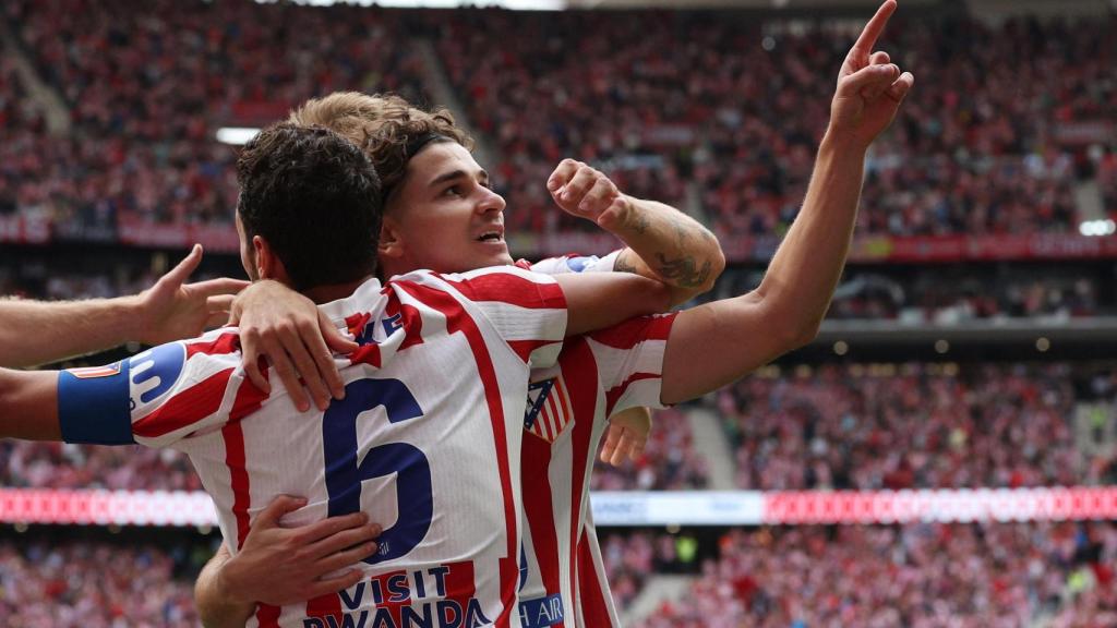 Julián Álvarez y Koke se abrazan.