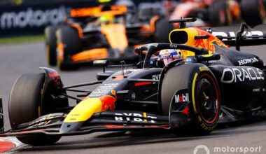 Max Vertpen, Red Bull Racing Árabe 20, lleva a Lando Norris, McLaren MCL 38