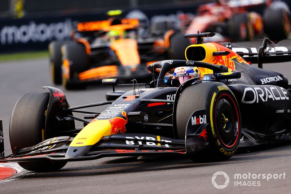 Max Vertpen, Red Bull Racing Árabe 20, lleva a Lando Norris, McLaren MCL 38