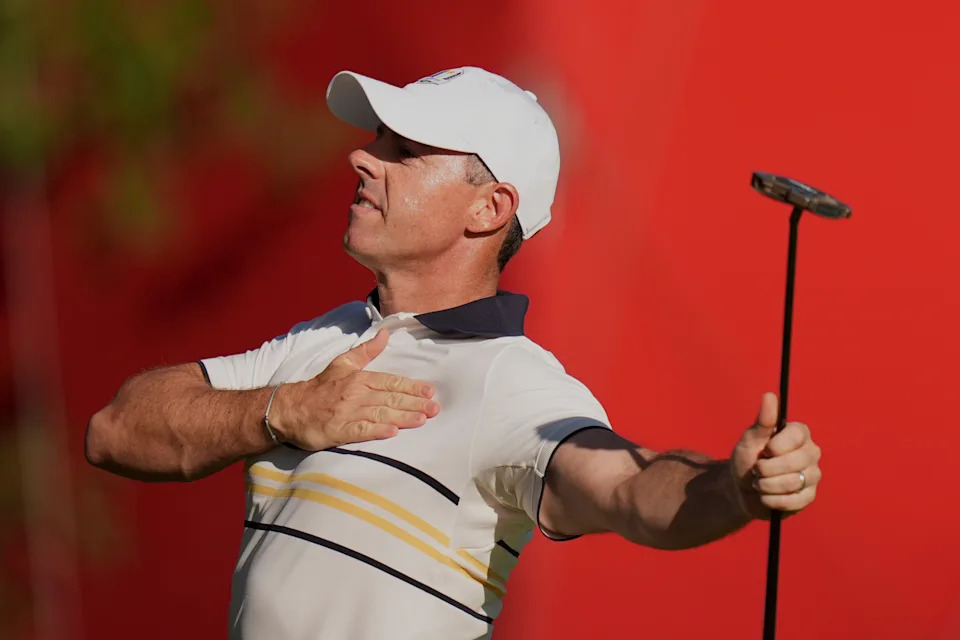 Rory McIlroy, de Europa, celebra después de embocar un putt en el hoyo 15 durante su partido individual en el campo de golf Bethpage Black en el torneo de golf de la Ryder Cup, el domingo 28 de septiembre de 2025, en Farmingdale, N.Y.. (AP Photo/Seth Wenig)