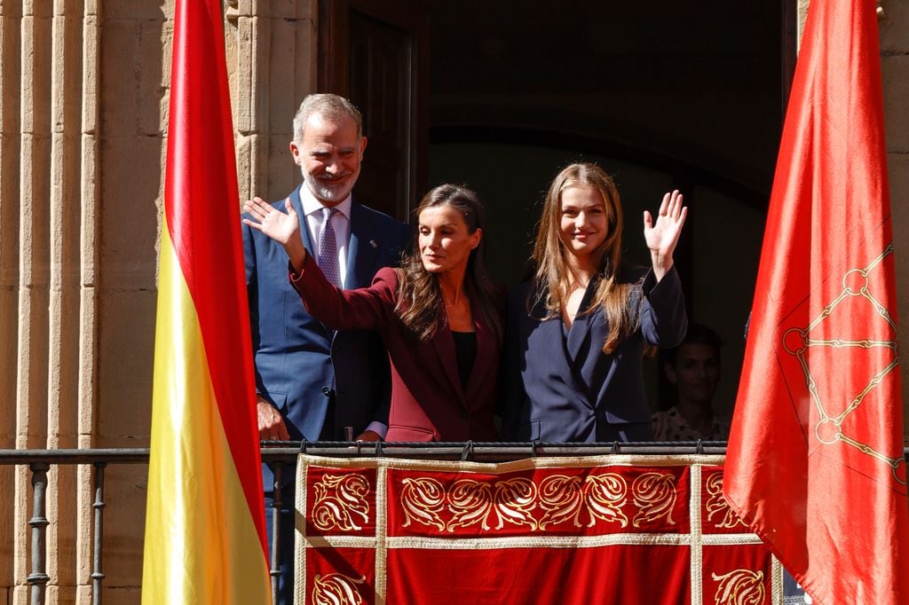 Los Reyes y Leonor saludan en Viana