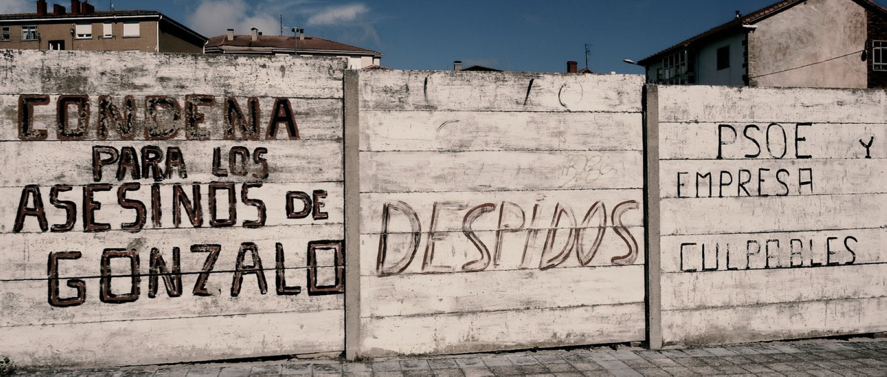La imagen del documental muestra un muro donde aún quedan restos de las pintadas de la época.