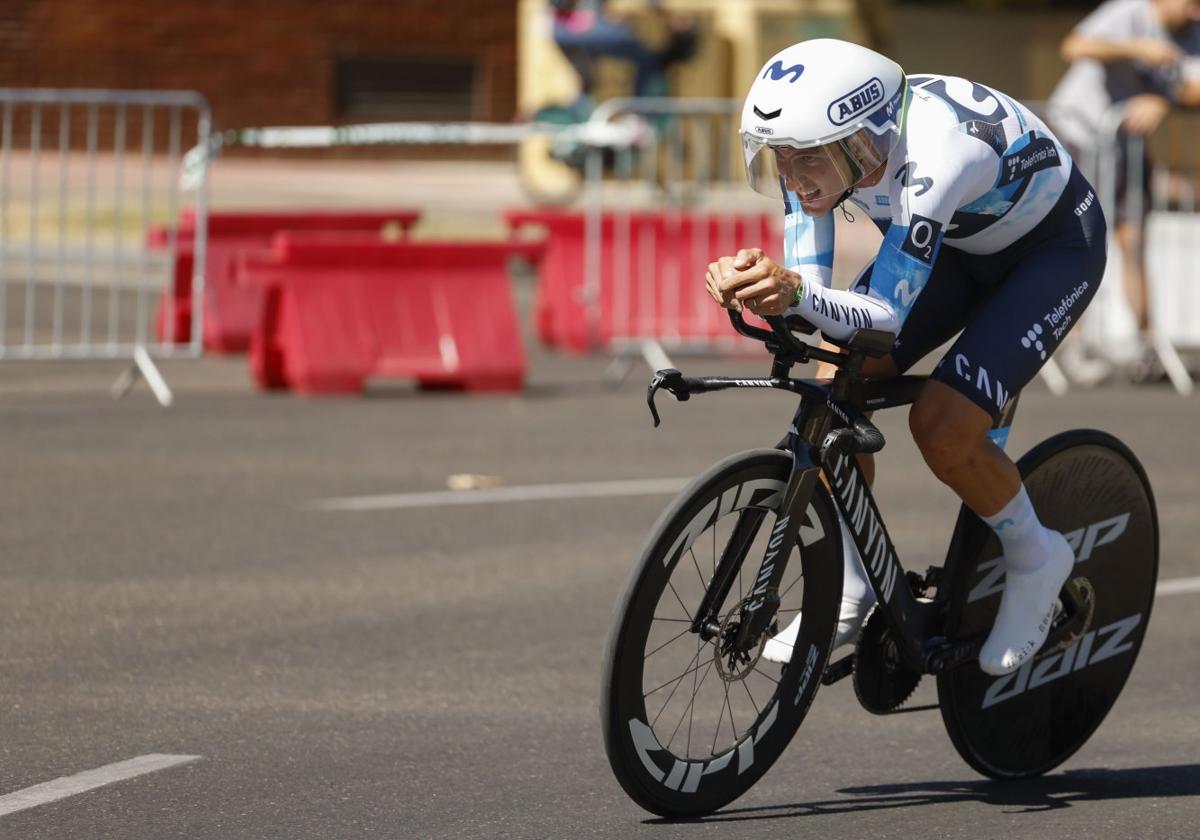 Iván Cortina, ciclista asturiano del Movistar en La Vuelta: «Es triste que te tiren chinchetas a la cara»