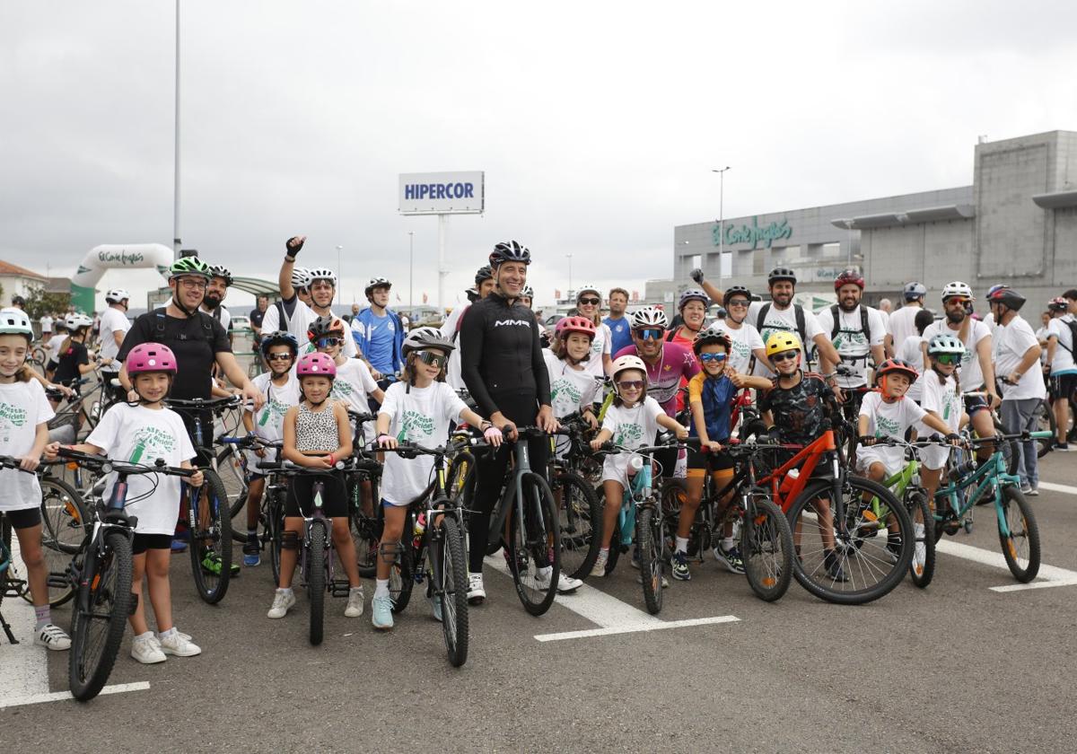 Medio millar de ciclistas disfrutan de la Fiesta de la Bicicleta, en Avilés