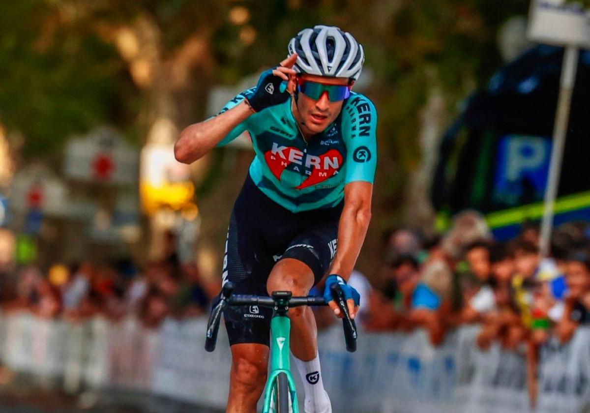 Iván Cobo roza la gloria en el Giro della Romagna
