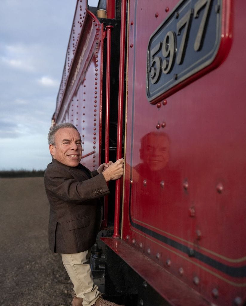 Warwick Davis vuelve como el Profesor Filius Flitwick en la serie de HBO