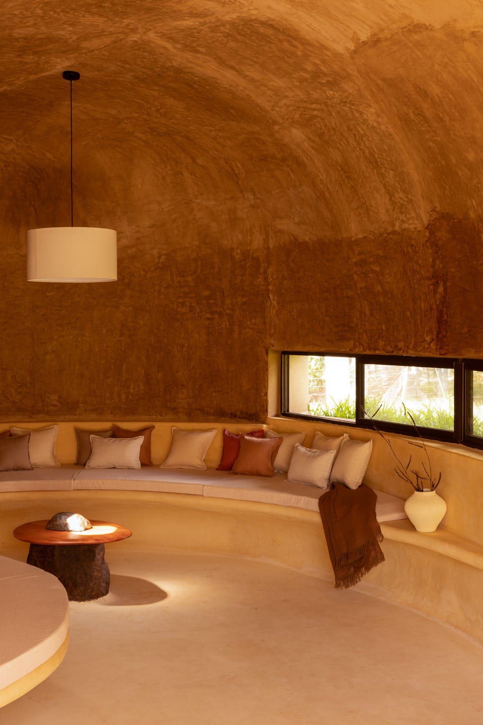 Esta casa rural de dos habitaciones y dos baños simula una cueva, es autosostenible y su estructura curva se va plegando casa rural de dos habitaciones y dos banos como cueva, es autosostenible y su estructura curva se va plegando