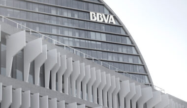 La hostilidad se vuelve contra el BBVA en su OPA al Sabadell