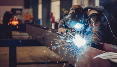 Las fábricas claudican ante China en plena crisis del acero y Europa prepara su último escudo para evitar el colapso