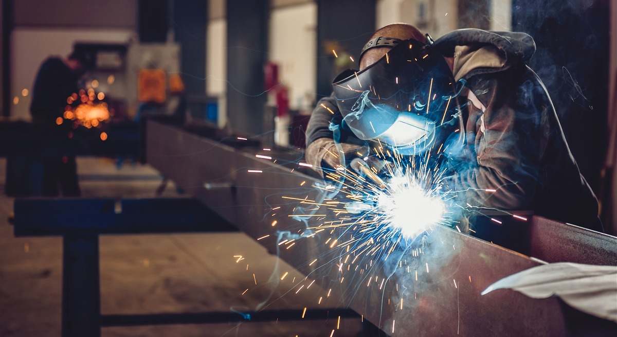 Las fábricas claudican ante China en plena crisis del acero y Europa prepara su último escudo para evitar el colapso