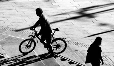 les obligará a bajarse de su bicicleta y continuar el trayecto a pie