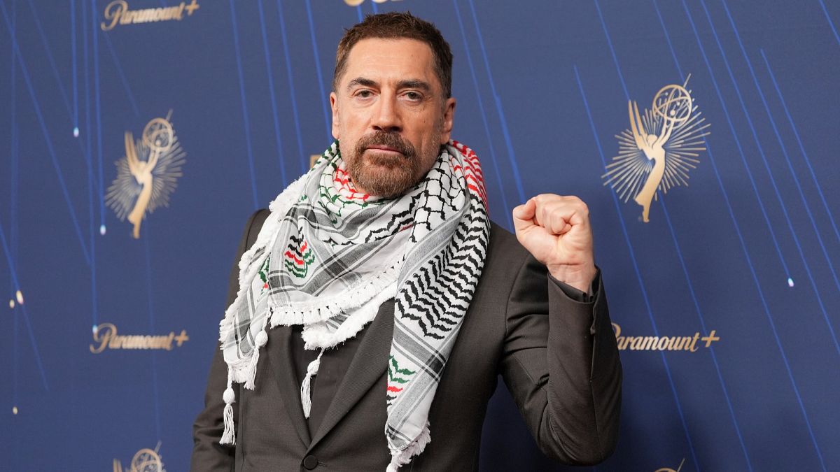 Javier Bardem luce la kufiya en los Premios Emmy y denuncia el "genocidio" en Gaza