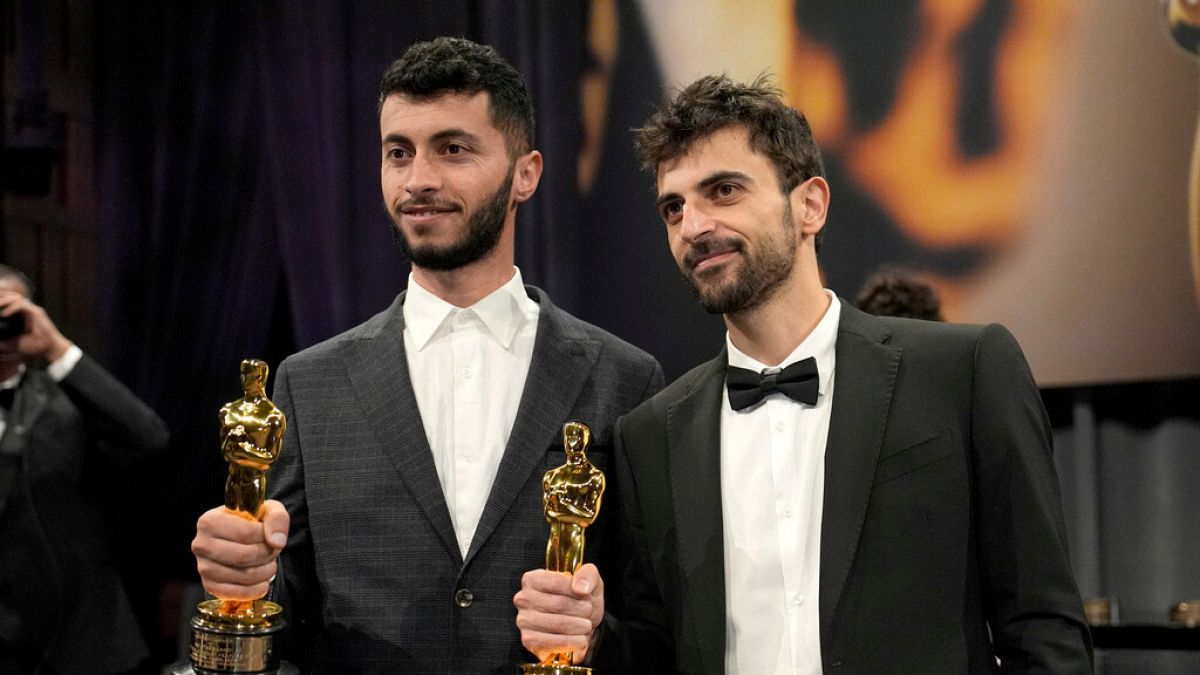 El oscarizado director palestino Basel Adra afirma que varios soldados israelíes asaltaron su casa en Cisjordania