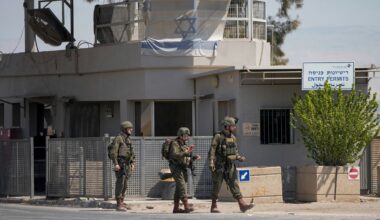Atentado en el paso de Allenby en Gaza: un hombre armado que estaba en un camión de ayuda humanitaria mata a 2 israelíes