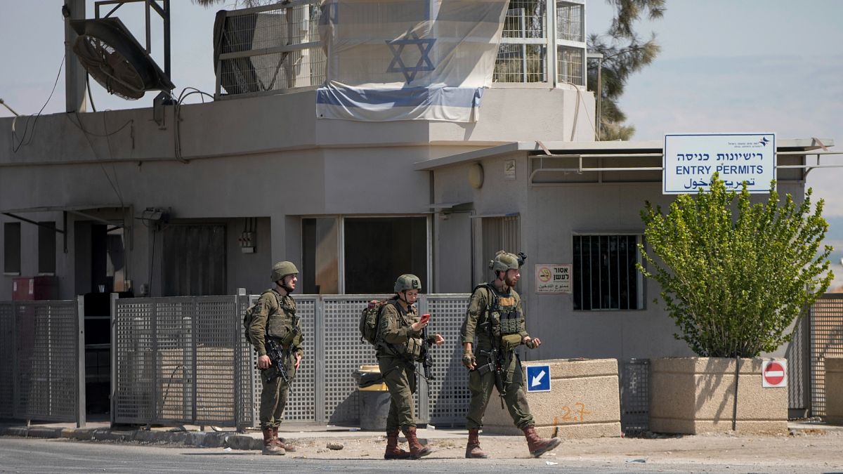 Atentado en el paso de Allenby en Gaza: un hombre armado que estaba en un camión de ayuda humanitaria mata a 2 israelíes