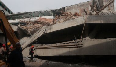 Un muerto y 65 personas sepultadas bajo los escombros de una escuela en Indonesia