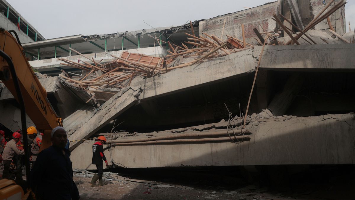 Un muerto y 65 personas sepultadas bajo los escombros de una escuela en Indonesia