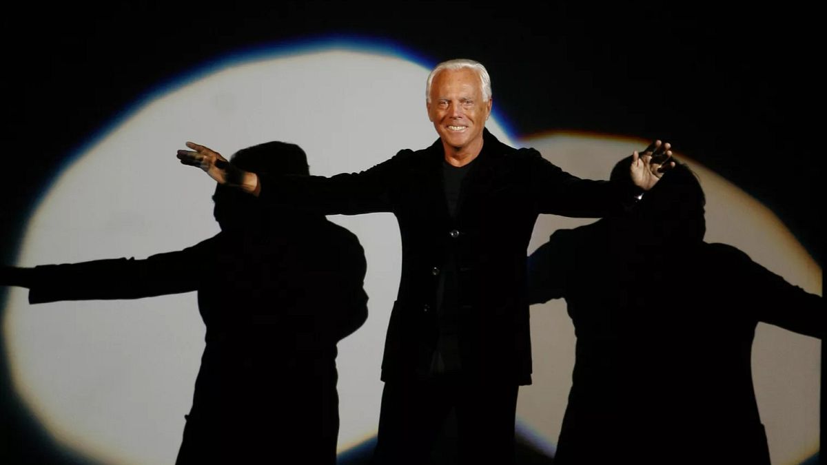 La vida de Giorgio Armani: de sus inicios como diseñador en Milán a sus éxitos en la moda, el cine y el deporte