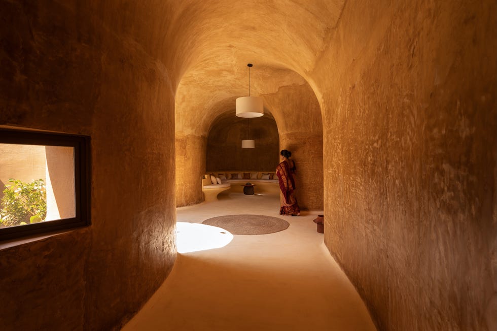 Esta casa rural de dos habitaciones y dos baños simula una cueva, es autosostenible y su estructura curva se va plegando casa rural de dos habitaciones y dos banos como cueva, es autosostenible y su estructura curva se va plegando