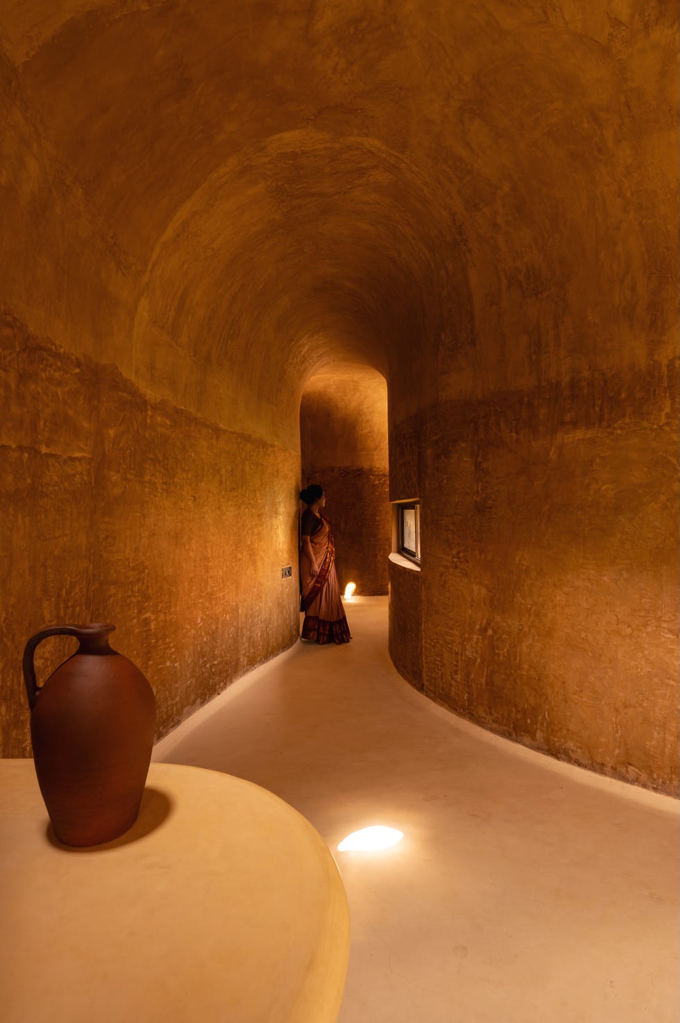 Esta casa rural de dos habitaciones y dos baños simula una cueva, es autosostenible y su estructura curva se va plegando casa rural de dos habitaciones y dos banos como cueva, es autosostenible y su estructura curva se va plegando