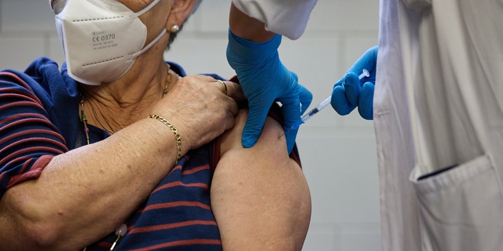 Madrid vacuna ya a mayores en residencias del virus respiratorio que causa más ingresos en hospital