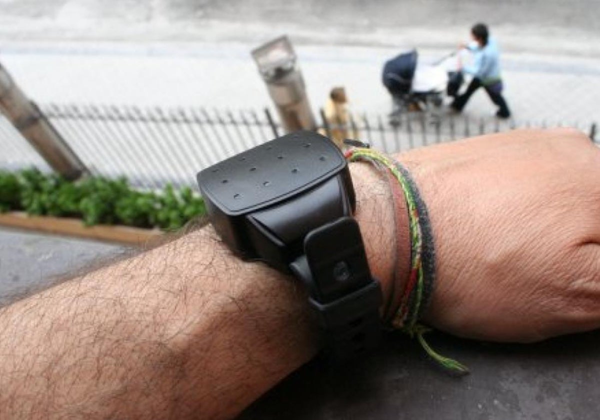 Uno de los dispositivos de control telemático, también llamadas pulseras antimaltrato