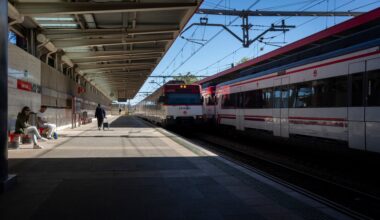 El atropello de un tren a una vaca, que parió en el impacto, deriva en el hallazgo de un cadáver en Gijón