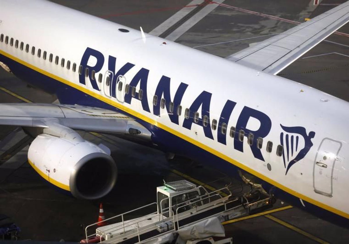 Ryanair abandona los aeropuertos de Tenerife Norte y Vigo, cierra base en Santiago, y se lleva un millón de plazas a Italia y Marruecos