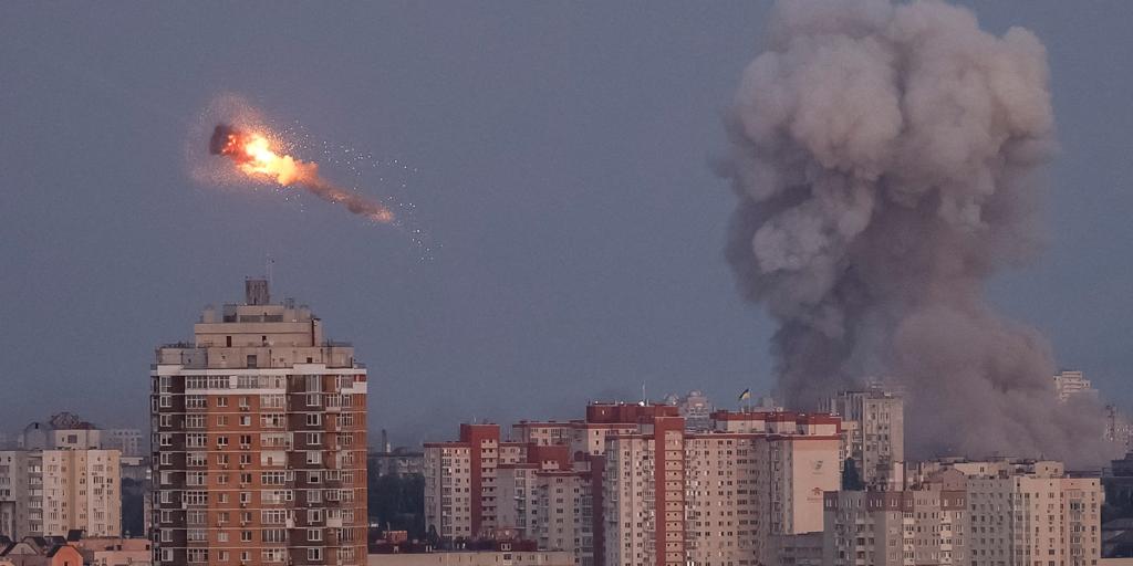 Rusia ataca por primera vez la sede del Gobierno de Ucrania en un bombardeo que deja al menos dos muertos en Kiev