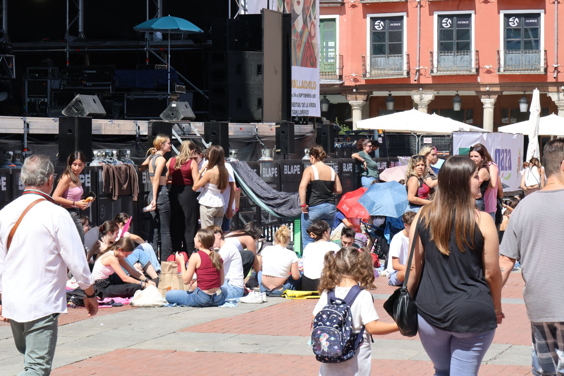 Los fans de Dani Fernández acampan en la Plaza Mayor horas antes de su concierto en Valladolid