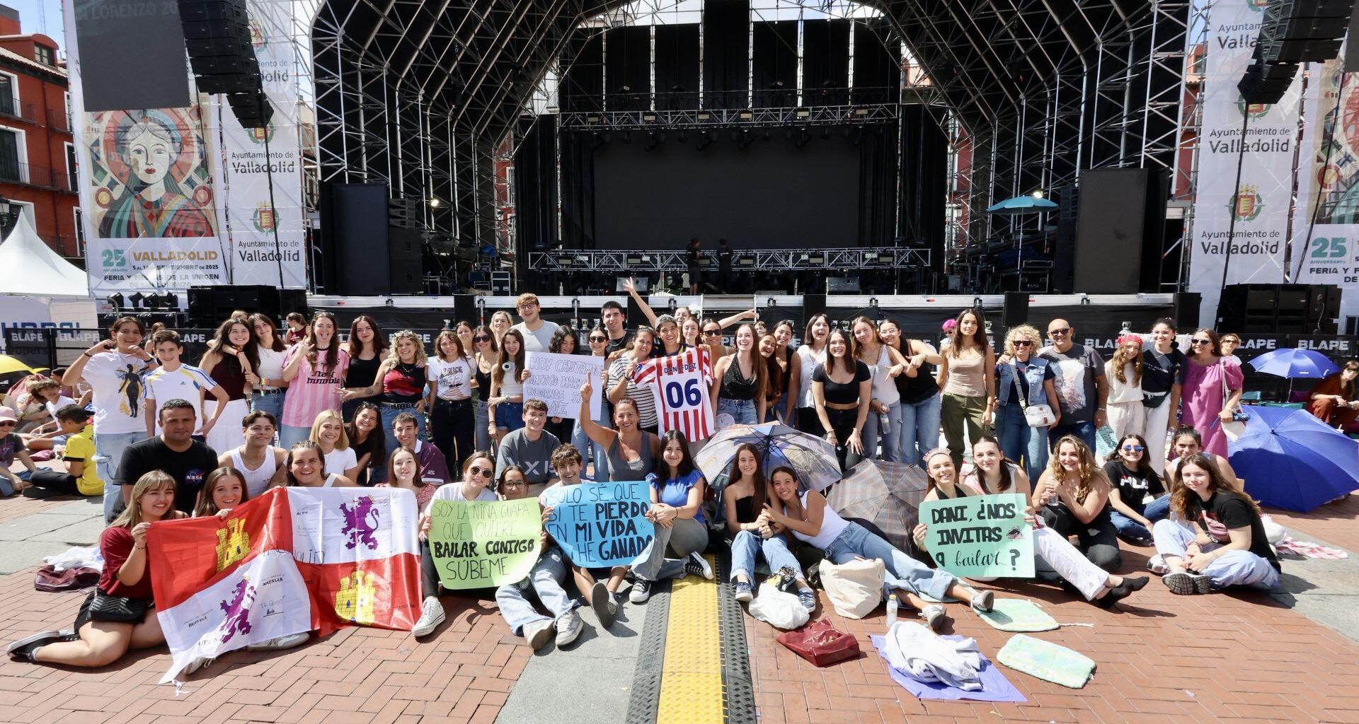 Los fans de Dani Fernández acampan en la Plaza Mayor horas antes de su concierto en Valladolid