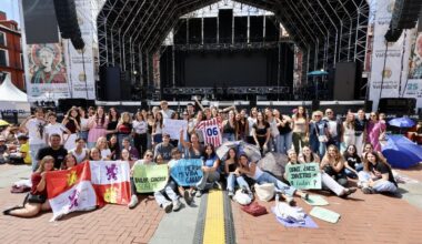 Los fans de Dani Fernández acampan en la Plaza Mayor horas antes de su concierto en Valladolid