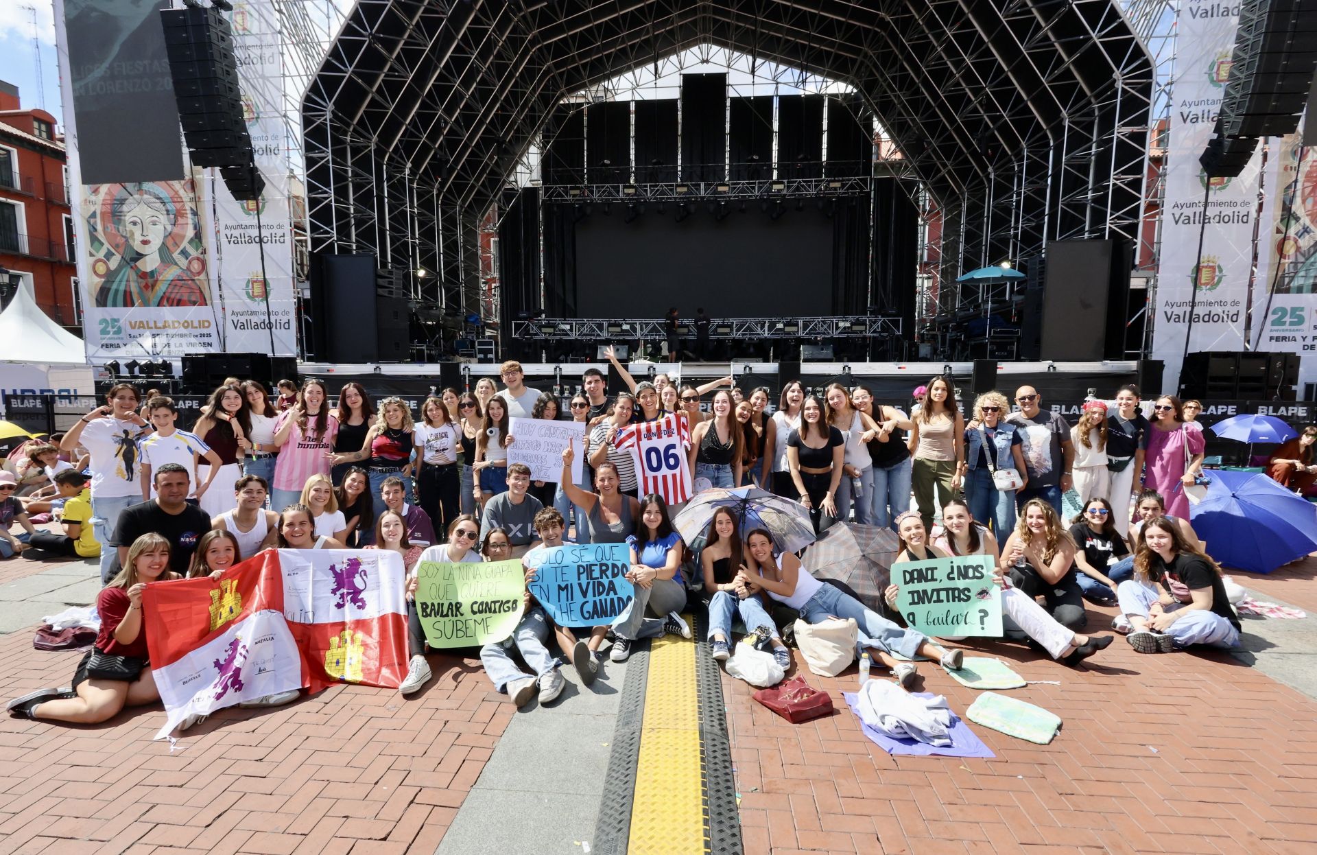 Los fans de Dani Fernández acampan en la Plaza Mayor horas antes de su concierto en Valladolid