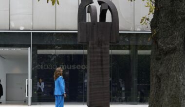'Elogio del Hierro III' de Chillida regresa a Bilbao y hunde ya sus raíces junto al Bellas Artes